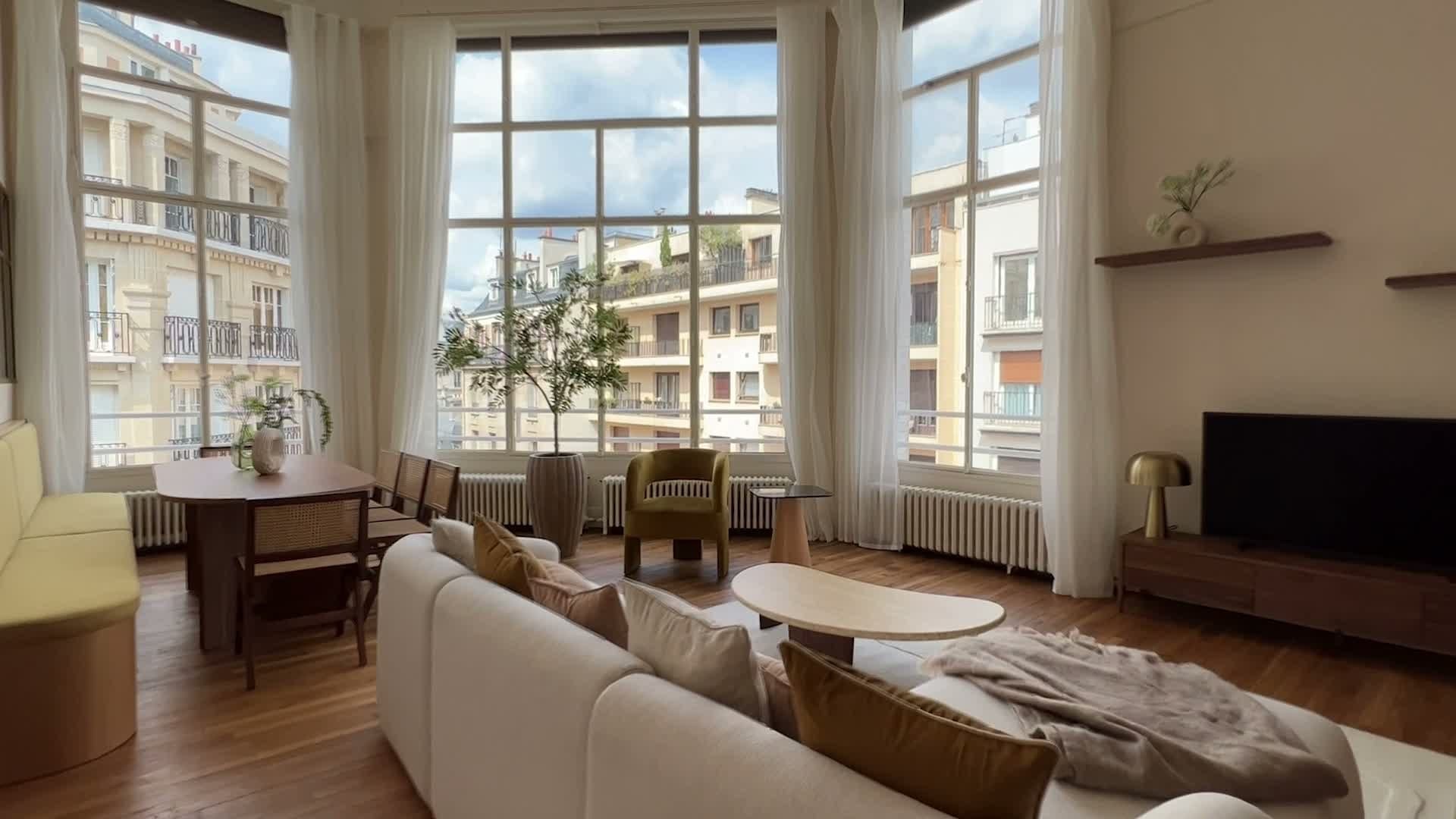 Spécialiste de la location haut de gamme. Propriétaires institutionnels ou particuliers.