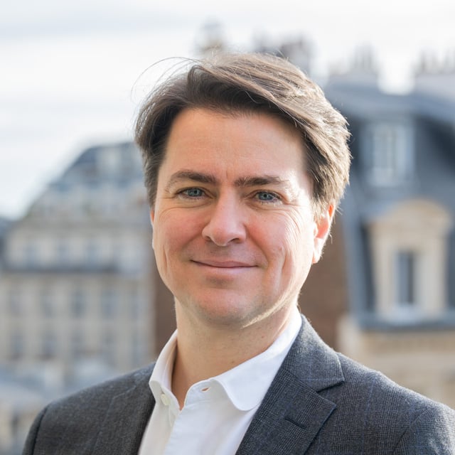 Portrait professionnel d'agent immobilier haut de gamme en lumière naturelle, incarnant expertise et confiance pour locations de prestige et services immobiliers premium.